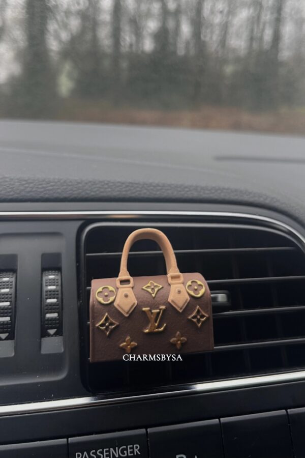 Car Charm - Louis Vuitton - Bruin