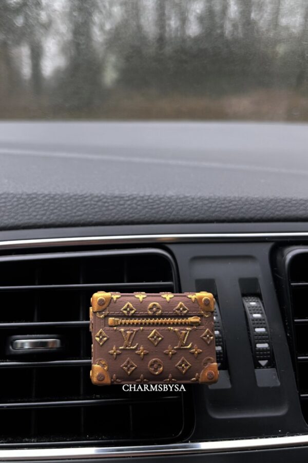 Car Charm - Louis Vuitton - Bruin